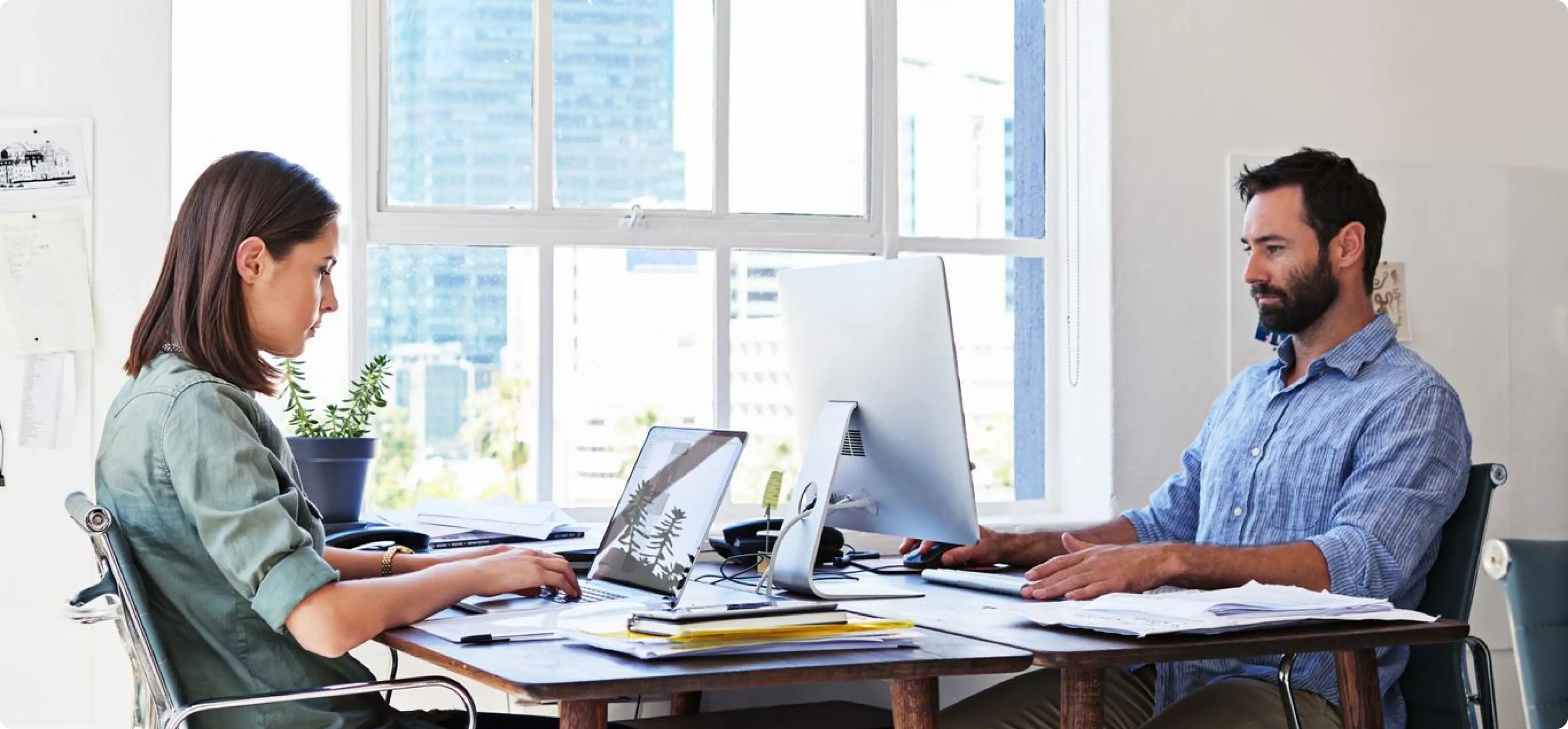 MyCode komandası iş masasında